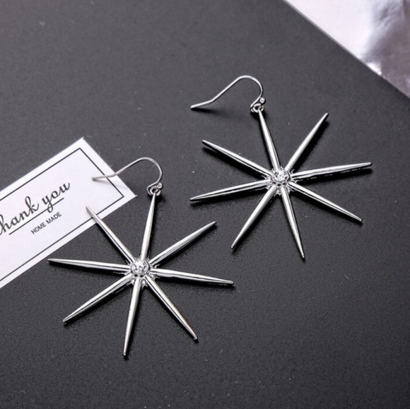 3/ $15 New Large Anise Star Earrings - Picture 2 of 2